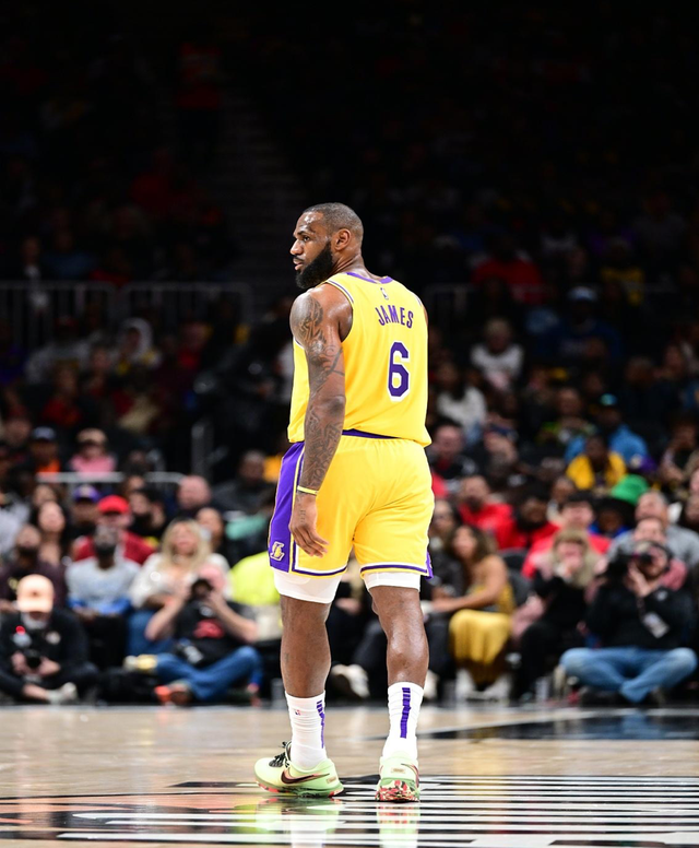 22分17板！小杨终于打成了奥尼尔！31+19+16+13！登哥真炸了！