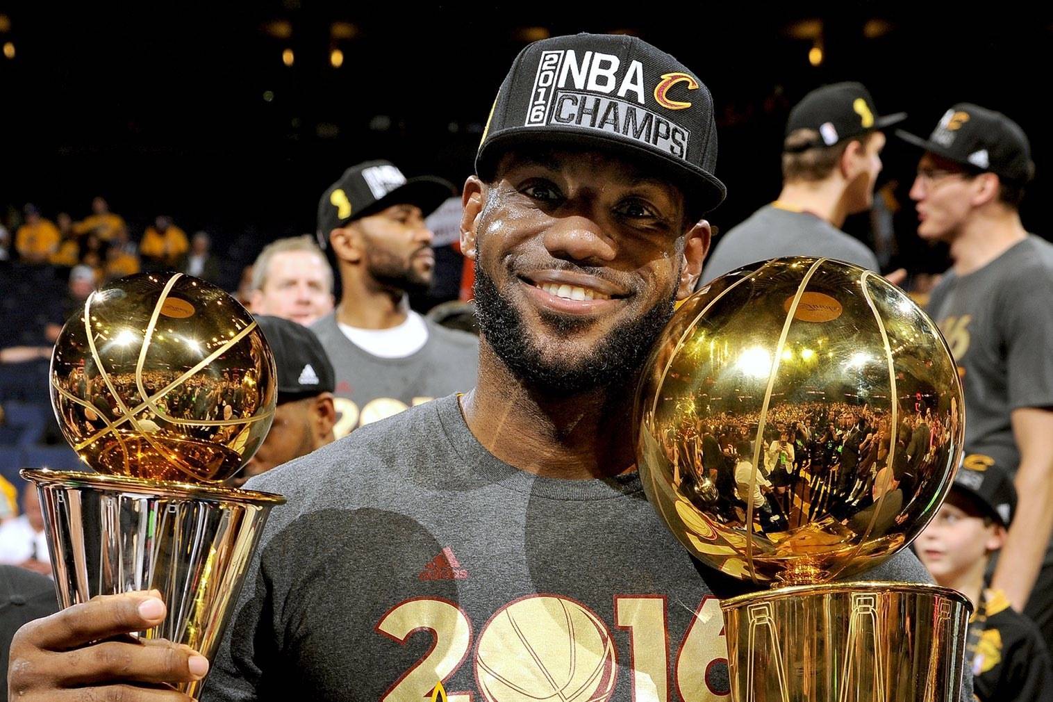 大卫·欧提兹在波士顿红袜举行退役仪式，老爹的 34 号球衣永久悬挂在芬威球场