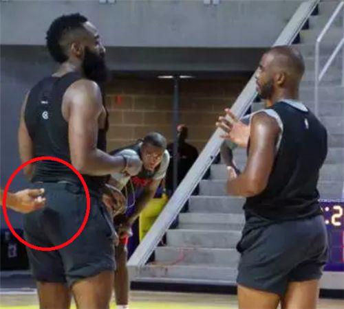 表情严肃！杨鸣回应遭江苏大逆转：球员没能站出来，大家畏手畏脚