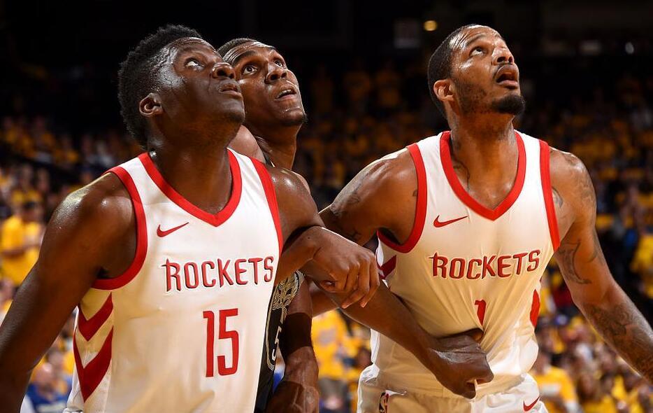 足球报：张外龙这几年一直关注铜梁龙，冲超后他独坐良久