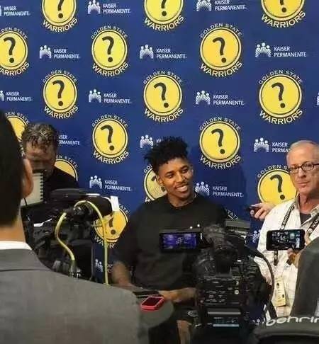 曼联1-1负于西汉姆联，B费错失绝杀，全场射门6次，未进，5轮仅1胜。