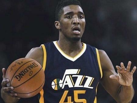 定制“谷子”、同人“发粮”...王者荣耀怎么越活越“有活”了？