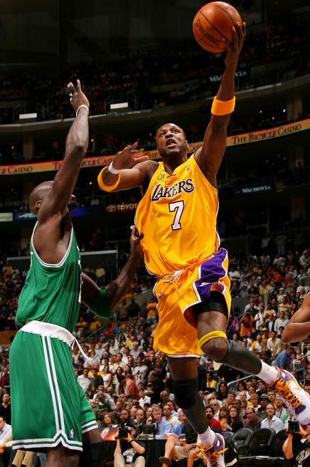 篮球湖人替补球员获得更多出场时间