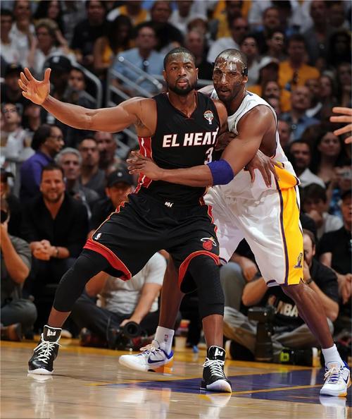 国足能踢单后腰的只有两个人：一个在教练席 一个在监狱里