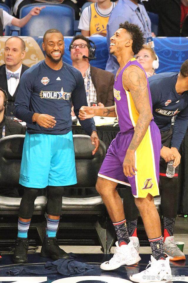 给东契奇都气笑了！阿尔达马将球砸在东契奇头上出界获得球权