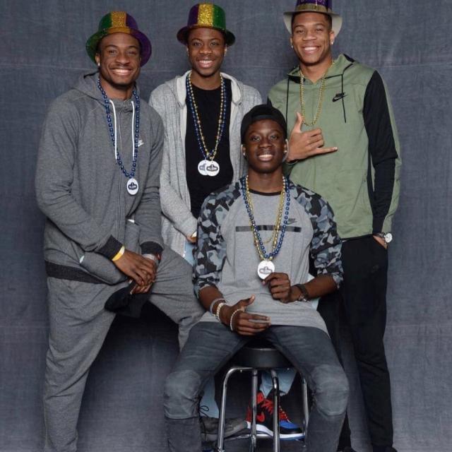 西超杯-拉菲尼亚双响 巴萨3-2皇马新年首冠